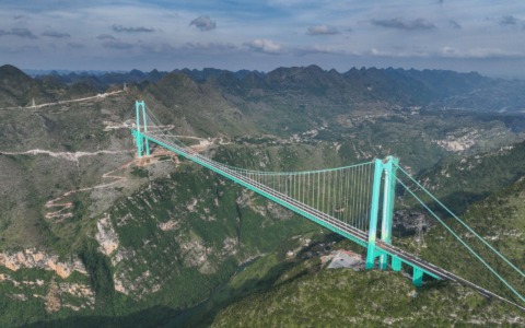 In Cina inaugurato il ponte più alto del mondo: in auto sospesi tra le montagne