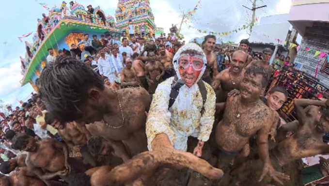 Gorehabba, il festival dove la gente si lancia addosso letame di mucca