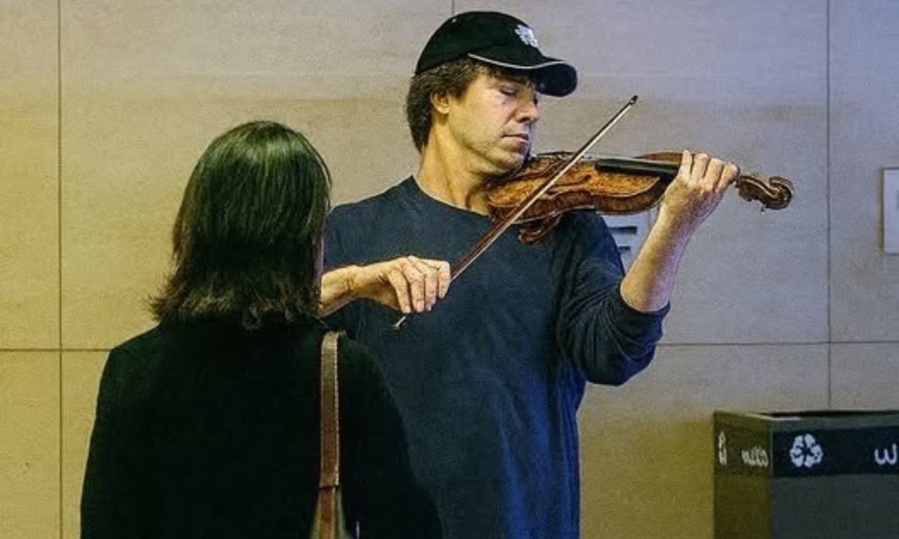 Quando uno dei più grandi musicisti del mondo suonò nella metro di Washington senza che (quasi) nessuno se ne accorgesse