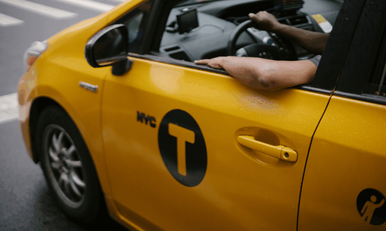 Il tassista dice "no" al pagamento con la carta ma alla fine è lui a restare... a piedi