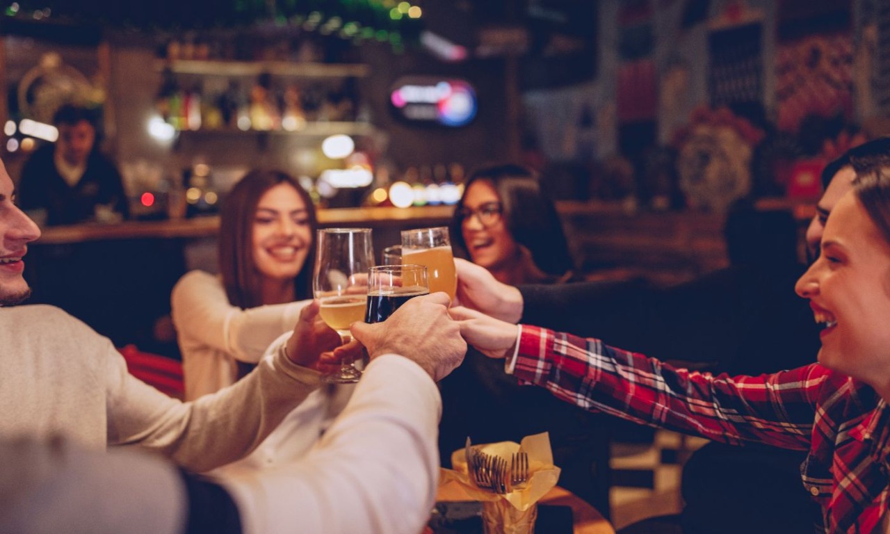 Due sere a settimana con gli amici: la medicina per corpo e mente (lo dice la scienza)