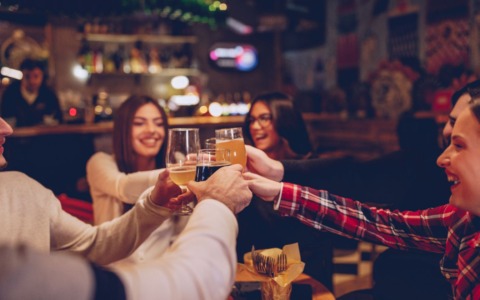 Due sere a settimana con gli amici: la medicina per corpo e mente (lo dice la scienza)
