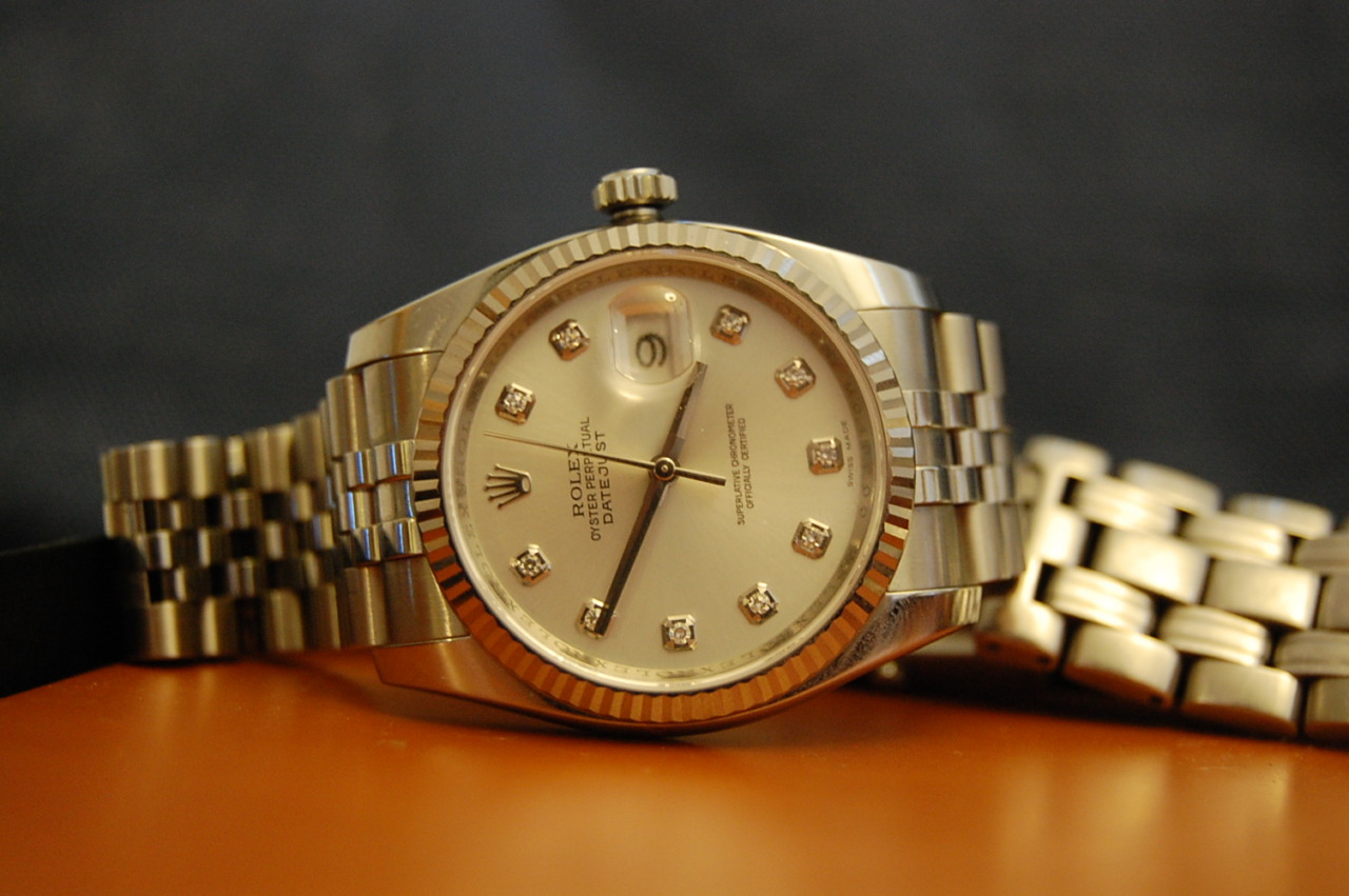 Capocantiere perde Rolex da 16.000 euro nel calcestruzzo. Niente risarcimento: “Non doveva indossarlo”
