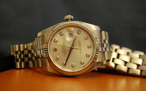 Capocantiere perde Rolex da 16.000 euro nel calcestruzzo. Niente risarcimento: “Non doveva indossarlo”