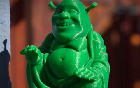Per quattro anni ha pregato una statuetta di Shrek credendolo… Buddha