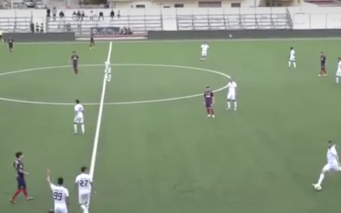 Vuole restituire il pallone per fair play, ma segna una rete incredibile da centrocampo