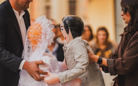 Il finto matrimonio tra bambole gonfiabili con 80 invitati e il sindaco a celebrare