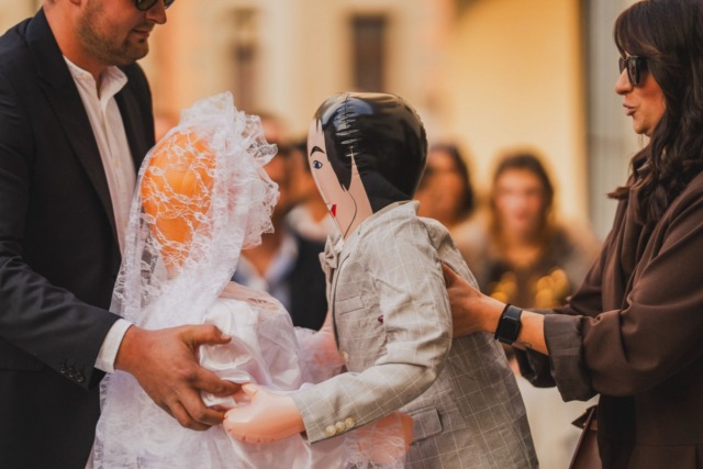 Il finto matrimonio tra bambole gonfiabili con 80 invitati e il sindaco a celebrare