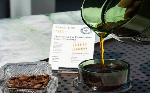 A Dubai servita la tazza di caffè più costosa del mondo: 680 dollari per un sorso di lusso
