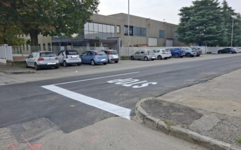 Disegnano sull’asfalto lo “Stop”, ma dalla parte sbagliata…