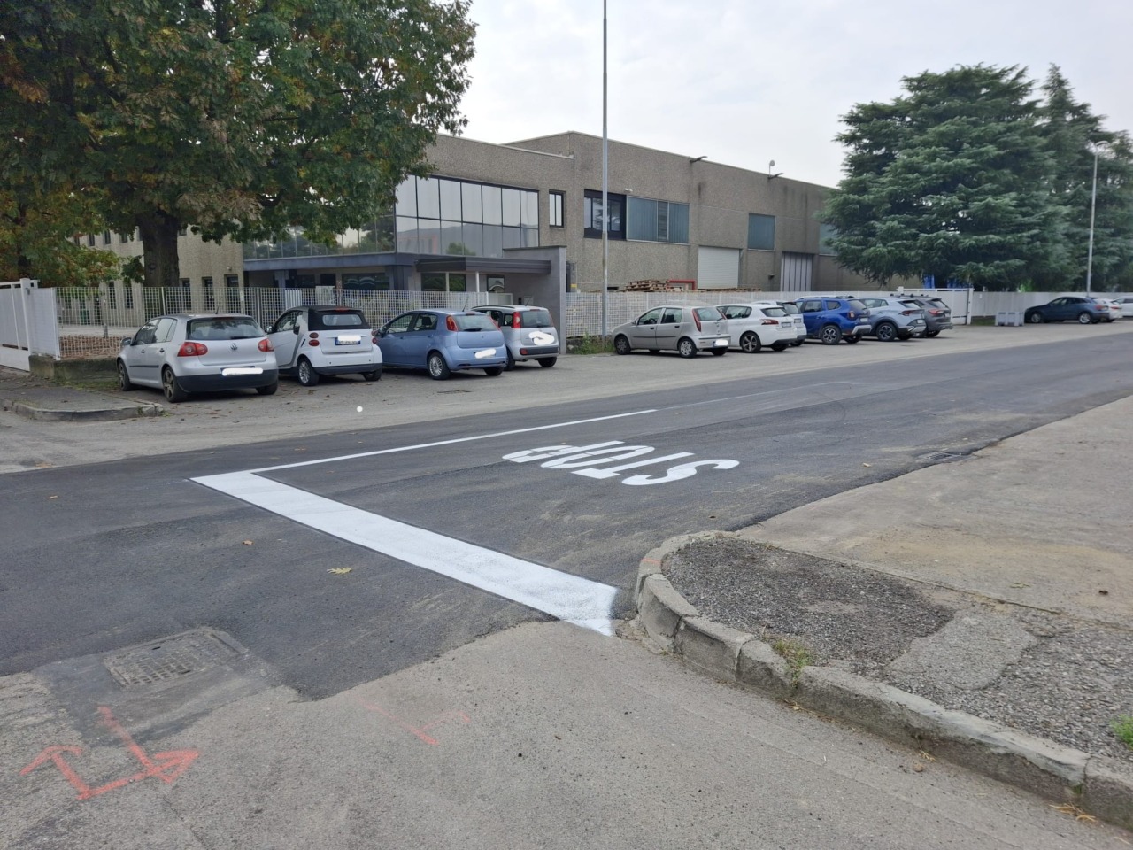 Disegnano sull’asfalto lo “Stop”, ma dalla parte sbagliata…