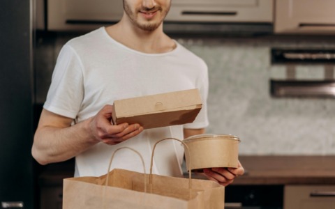 Per due anni ha ordinato e mangiato gratis: oltre mille pasti “a scrocco”