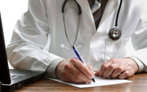 Medici condannati per la scrittura illeggibile: la sentenza che sembra uscita da una barzelletta