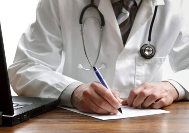 Medici condannati per la scrittura illeggibile: la sentenza che sembra uscita da una barzelletta