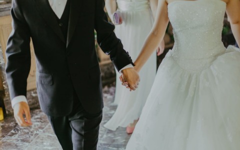 Matrimonio da sogno finisce nel caos: lo sposo sorpreso con una parente della sposa