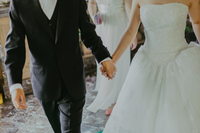 Matrimonio da sogno finisce nel caos: lo sposo sorpreso con una parente della sposa
