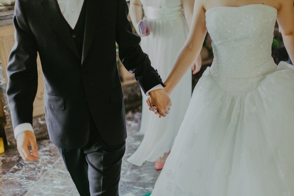 Matrimonio da sogno finisce nel caos: lo sposo sorpreso con una parente della sposa