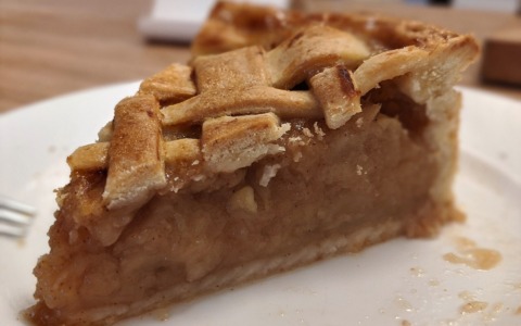 Il bambino fa i capricci per la torta di mele al Burger King, cliente compra tutte le 23 fette e lo lascia senza