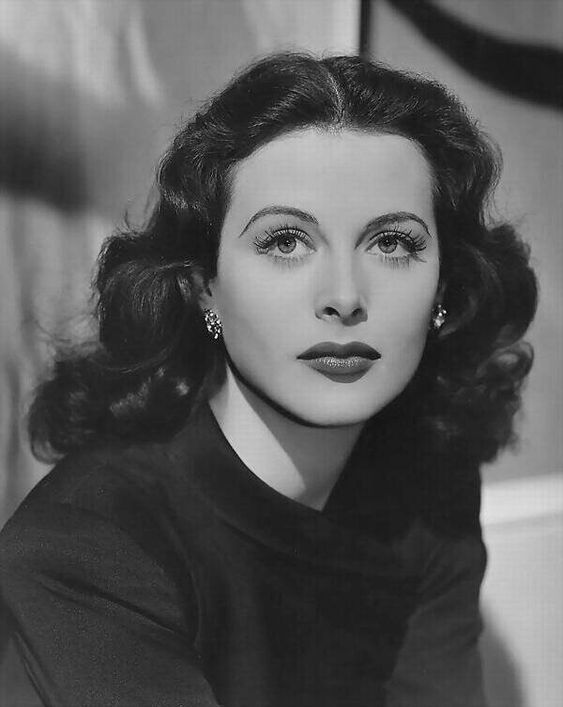 La storia di Hedy Lamarr: la diva di Hollywood che inventò il Wi-Fi