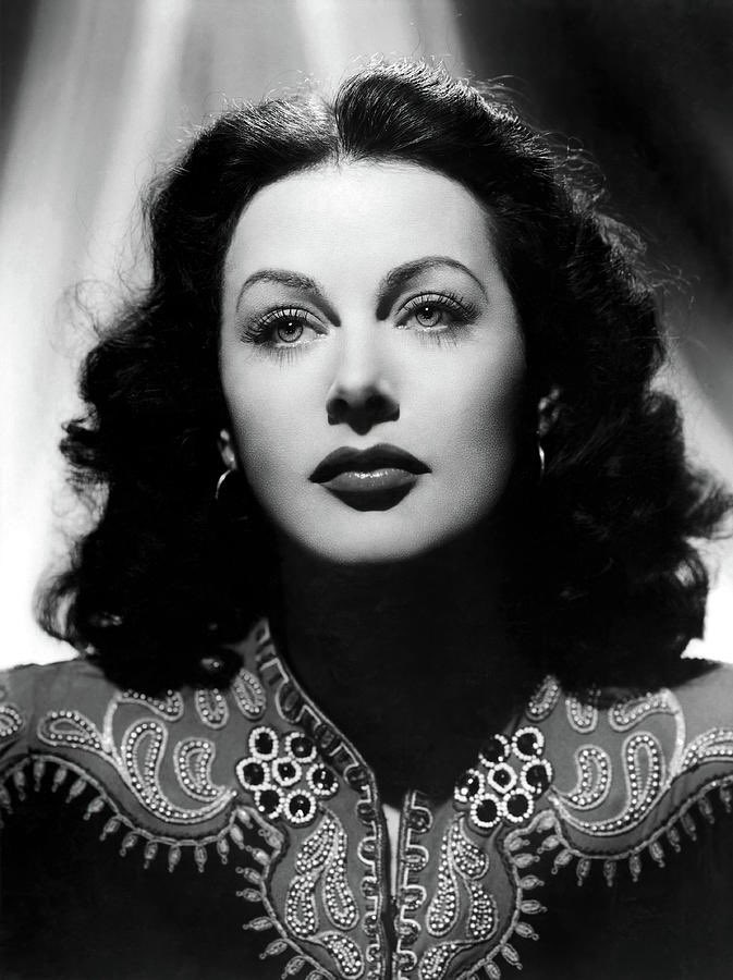La storia di Hedy Lamarr: la diva di Hollywood che inventò il Wi-Fi
