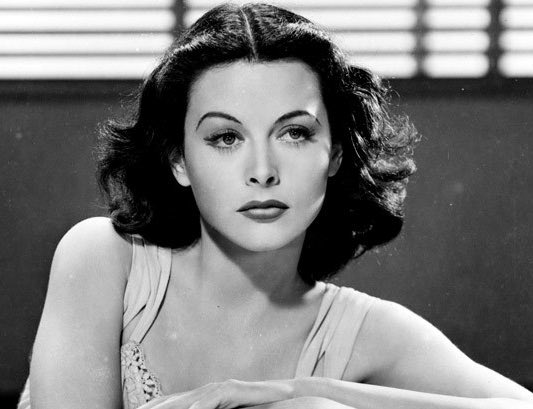La storia di Hedy Lamarr: la diva di Hollywood che inventò il Wi-Fi