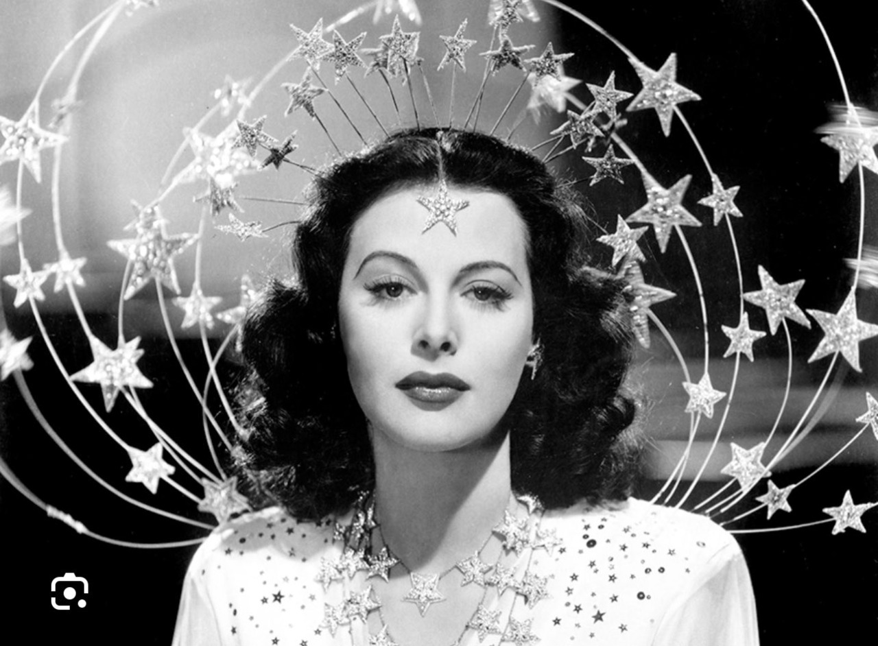 La storia di Hedy Lamarr: la diva di Hollywood che inventò il Wi-Fi