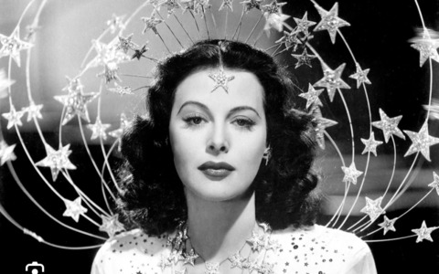 La storia di Hedy Lamarr: la diva di Hollywood che inventò il Wi-Fi