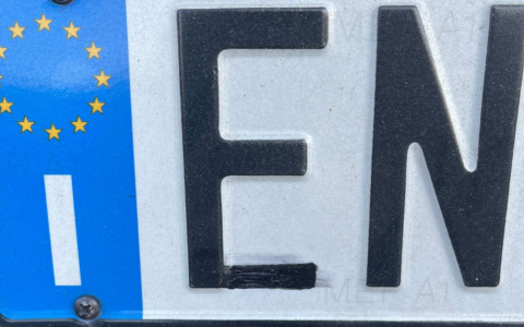 Modifica la targa con un pennarello trasformando la F in E per sfuggire a Ztl e autovelox. Finisce malissimo