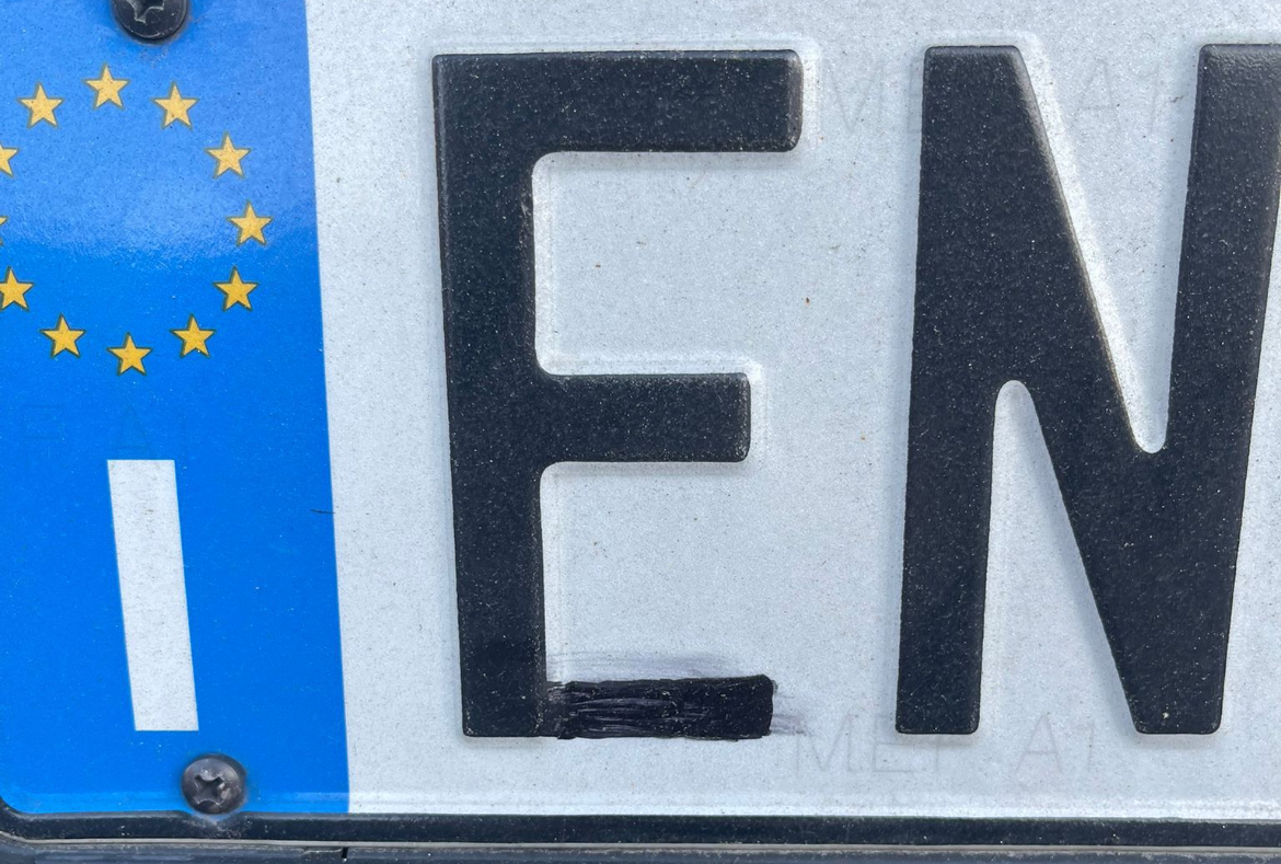 Modifica la targa con un pennarello trasformando la F in E per sfuggire a Ztl e autovelox. Finisce malissimo