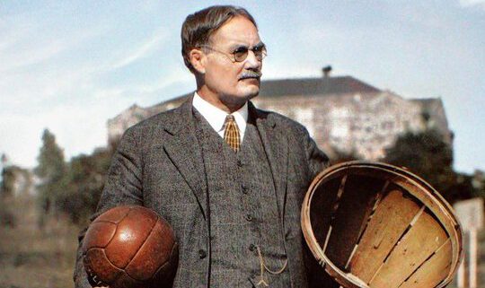 Chi era James Naismith, l’uomo che inventò il basket