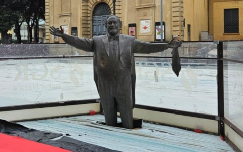 La statua di Pavarotti finisce… intrappolata nella pista di pattinaggio