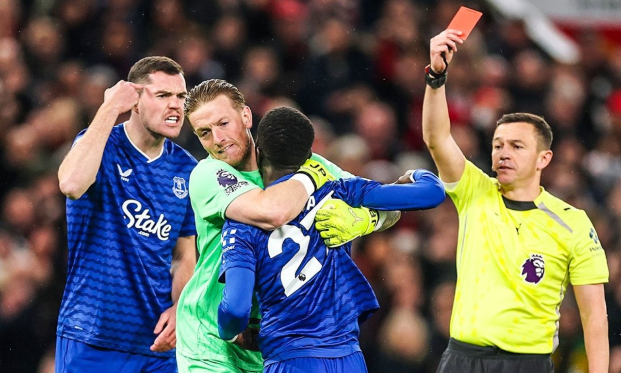 Calciatore espulso per aver schiaffeggiato un proprio compagno di squadra. E non è la prima volta che accade…