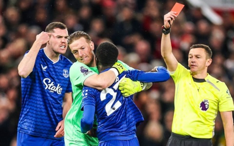 Calciatore espulso per aver schiaffeggiato un proprio compagno di squadra. E non è la prima volta che accade…