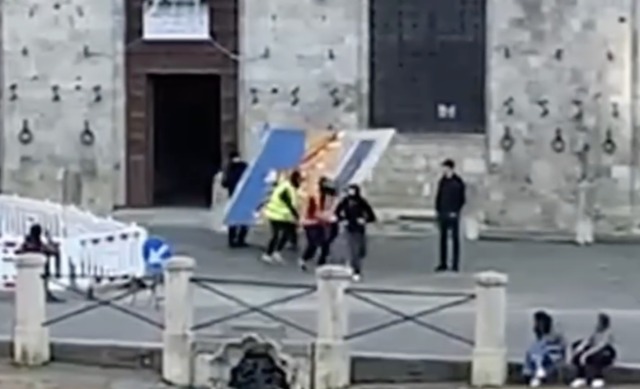 Siena, il colpo del secolo (per finta): i goliardi inscenano il furto del Guidoriccio imitando i ladri del Louvre