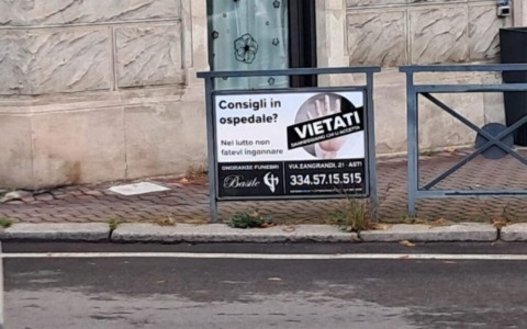“Consigli in ospedale? Vietati”. Ad Asti la pubblicità funebre è un avvertimento