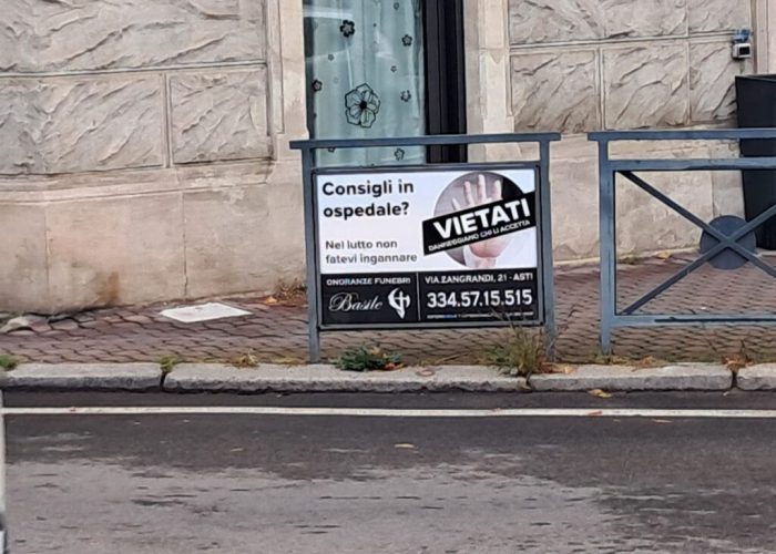 “Consigli in ospedale? Vietati”. Ad Asti la pubblicità funebre è un avvertimento