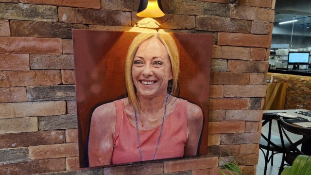 "Trattoria Meloni" in Albania: Giorgia Meloni in tutte le salse (e nei ritratti)