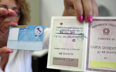 Il Comune che richiama 7.000 cittadini: “La sua carta d’identità non vale più”