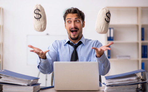 L’azienda gli paga per errore tutti gli stipendi dei colleghi e lui diventa milionario