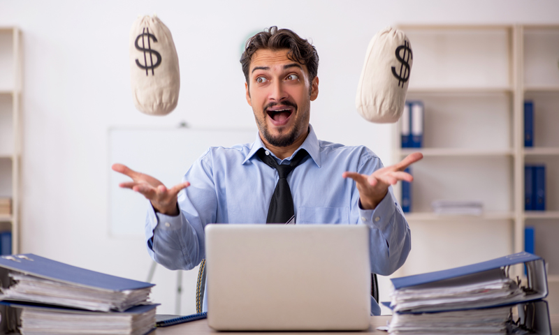 L’azienda gli paga per errore tutti gli stipendi dei colleghi e lui diventa milionario