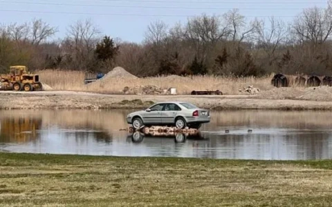 Volvo Island: la strana “isola” con un’auto da oltre un decennio in mezzo al lago