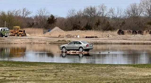 Volvo Island: la strana “isola” con un’auto da oltre un decennio in mezzo al lago