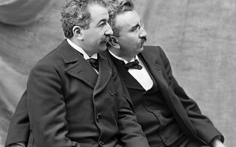 Oggi è domenica 28 dicembre 2025: fatti storici, compleanni famosi, frasi e immagini per dire buongiorno