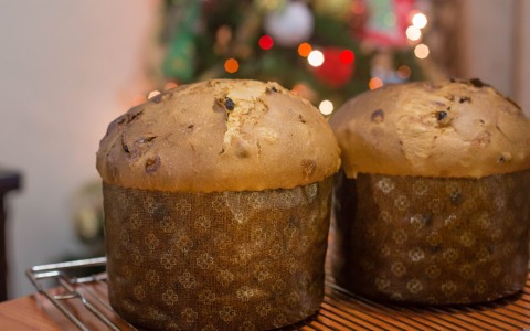 Passa il confine svizzero con un furgone carico di panettoni: fermato per contrabbando di dolci