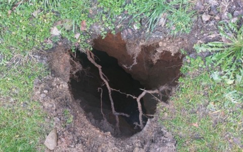 Tubatura rotta sottoterra: si apre una voragine, passante precipita dentro