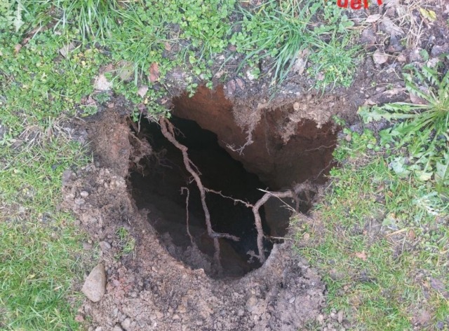 Tubatura rotta sottoterra: si apre una voragine, passante precipita dentro