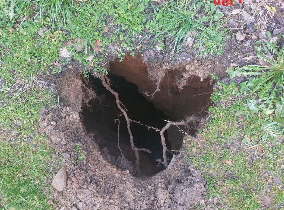 Tubatura rotta sottoterra: si apre una voragine, passante precipita dentro