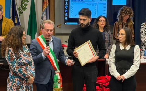 Rischia di soffocare con una caramella a scuola, bidello salva uno studente