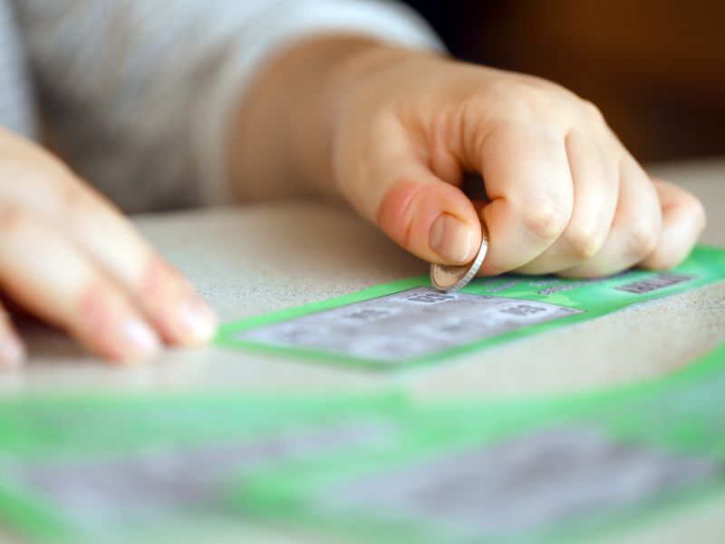 Mille dollari a settimana invece di un milione subito: la scelta che ha diviso il web