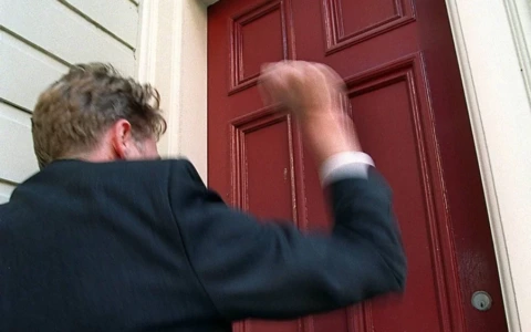 Aprono la porta a un ragazzo in difficoltà a Natale, e resta con loro per tutta la vita